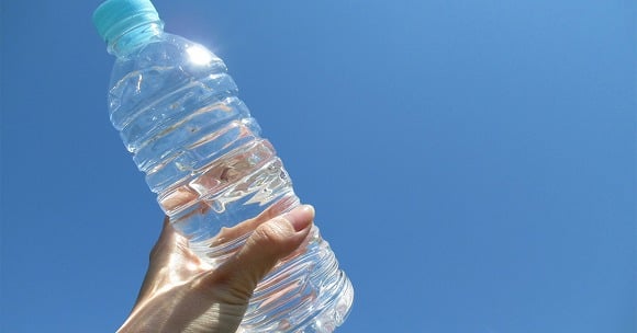 ラベルレスペットボトルのメリット・デメリット【いろはす・お茶・水】